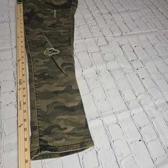GAP Women's Camo Distressed Best Girlfriend Jeans Size 28 - Picture 12 of 12